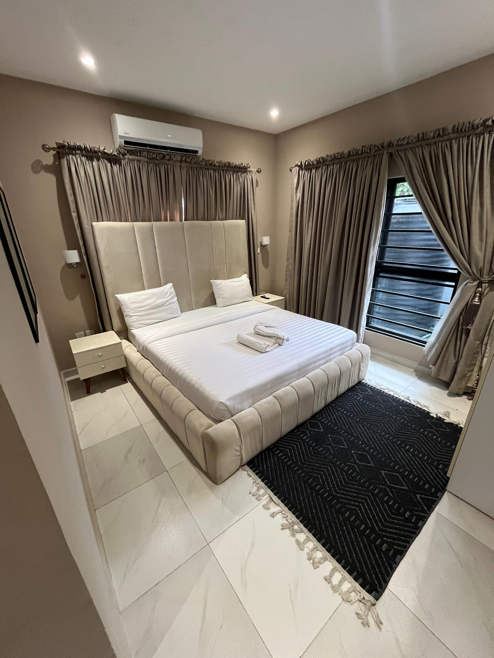 Exquisitely furnished 1 bedroom apartment